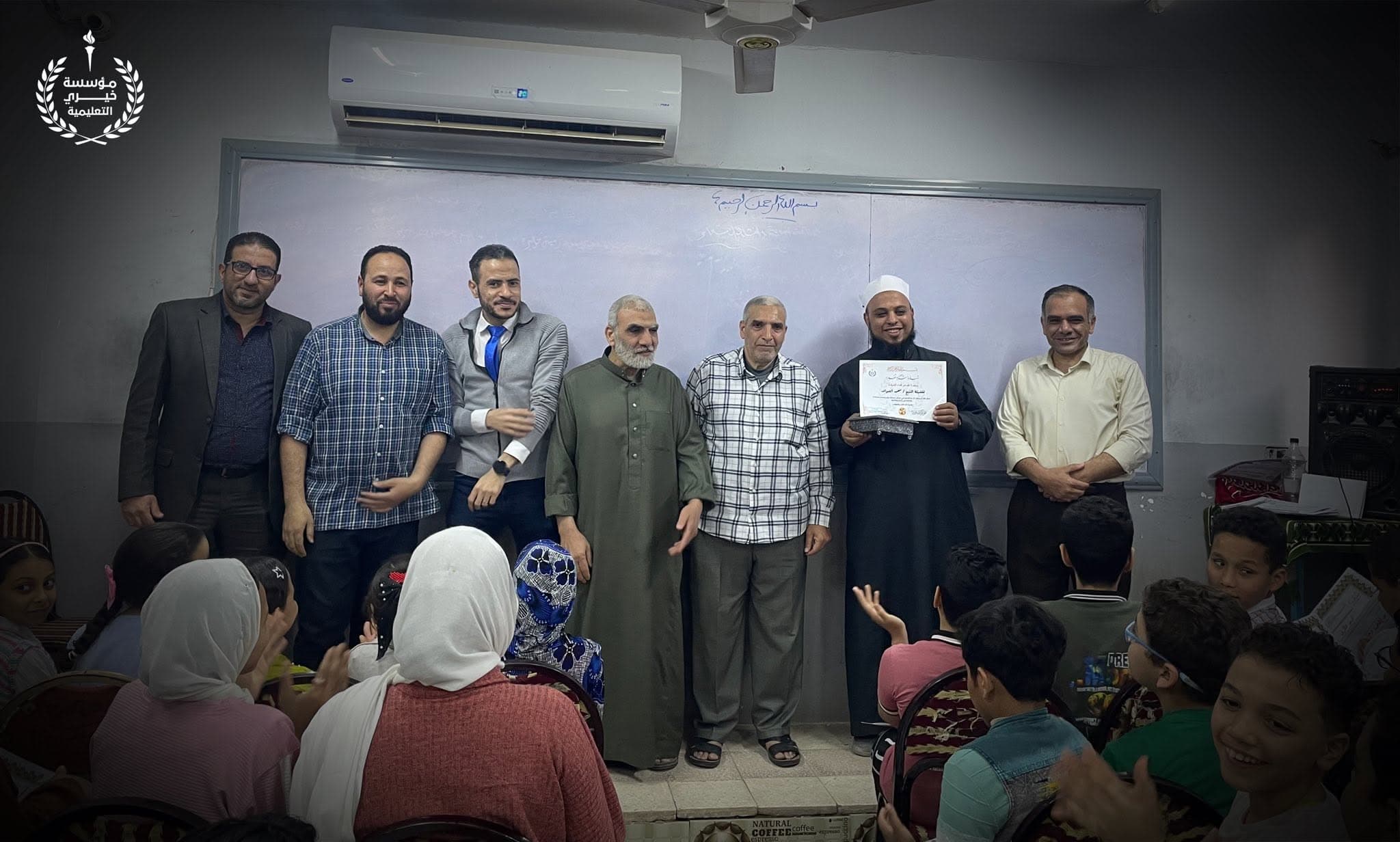 تكريم أحد الضيوف بدرع المؤسسة على منصة الحفل